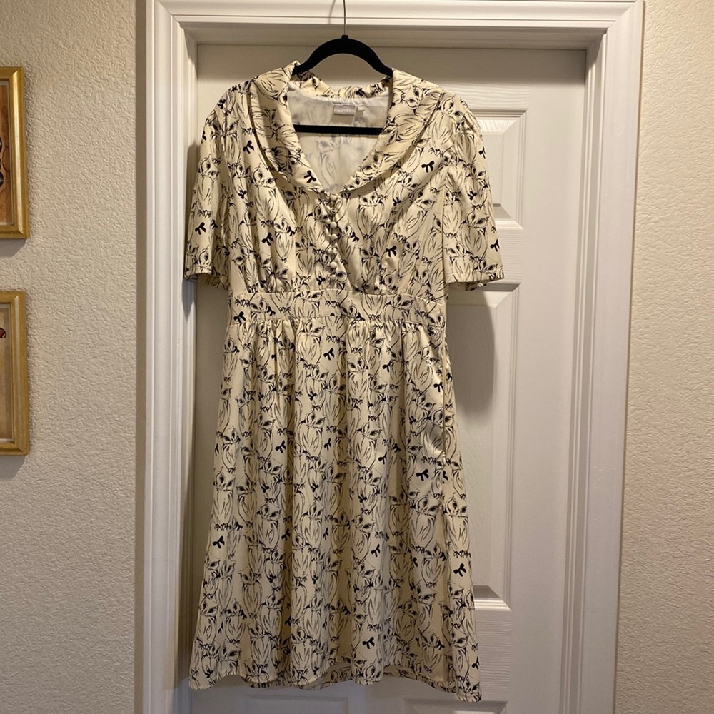 ** YEP, it has POCKETS! **
Owl/bow dress pattern off white. I love the buttons!
